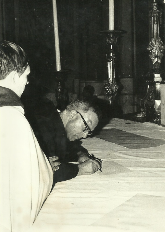 O primeiro Capelão português da MSM, Dom Gaspar Rodrigues da Costa OSB, monge de Singeverga, assina o codicilo da sua profissão como Capelão de Obediência, sobre o altar mor da Catedral de Chartres