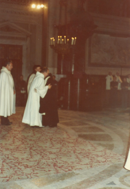O abraço de Dom Lafond a Dom Gaspar após a profissão deste como Capelão da MSM (finais dos anos 70 do século XX), na presença do Mestre André Jozan