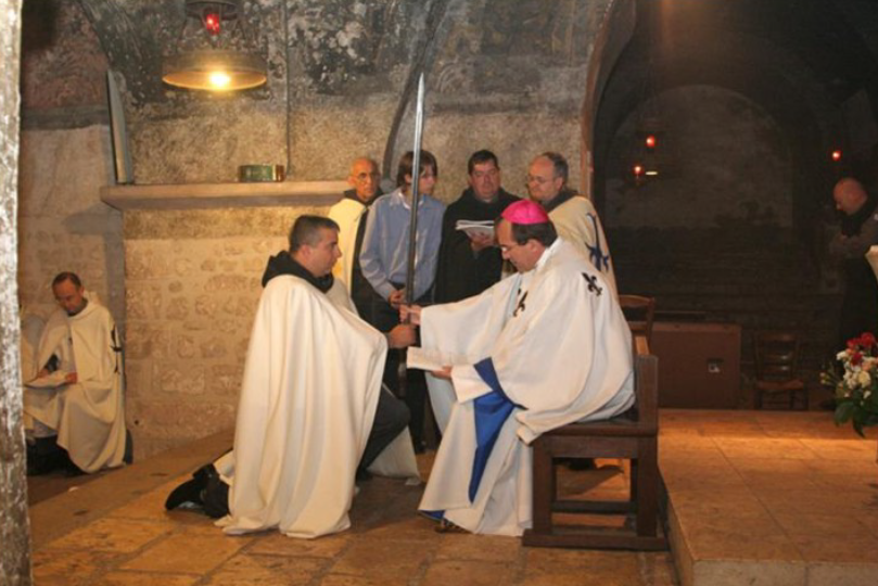 Mons Michel Pansard, Bispo de Chartres, arma um cavaleiro, seguindo o Pontifical Romano, na administração da “benedictio novi militis”