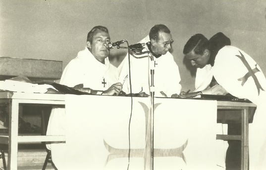 Dom Lafond entre o 2º Mestre da MSM, André Jozan e o actual, 7º Mestre, Carlos Aguiar Gomes, procedendo à assinatura do pergaminho que está na primeira pedra da cripta da Comendadoria da Imaculada, 14 de Agosto de 1976